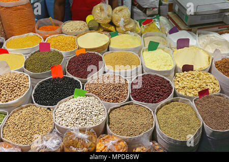 Legumi Fagioli in grani e negozi di generi alimentari in sacchetti bulk al mercato Foto Stock
