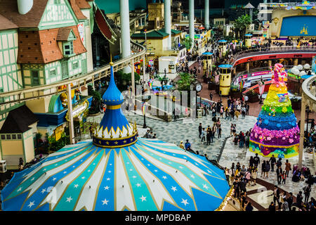 Seoul, Corea del Sud - 6 Aprile 2018: Tetto della giostra e fiore vista ad albero da lontano nelle Lotte World Adventure theme park . Foto Stock