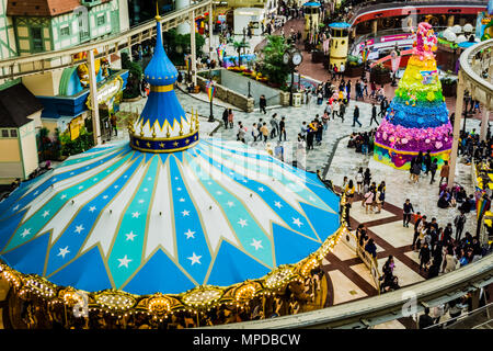 Seoul, Corea del Sud - 6 Aprile 2018: Tetto della giostra e fiore vista ad albero da lontano nelle Lotte World Adventure theme park . Foto Stock