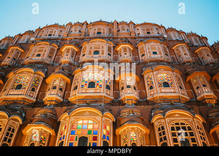 Hawa Mahal illuminata di notte a Jaipur, India Foto Stock