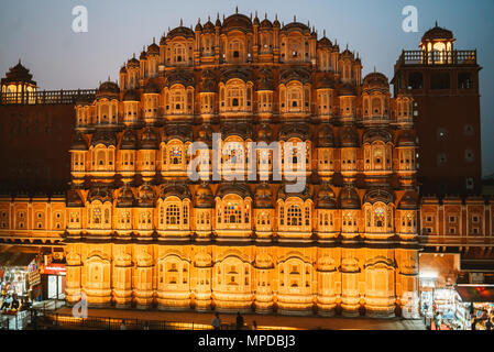 Hawa Mahal illuminata di notte a Jaipur, India Foto Stock