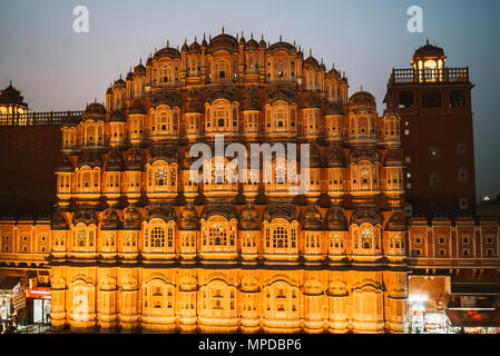 Hawa Mahal illuminata di notte a Jaipur, India Foto Stock