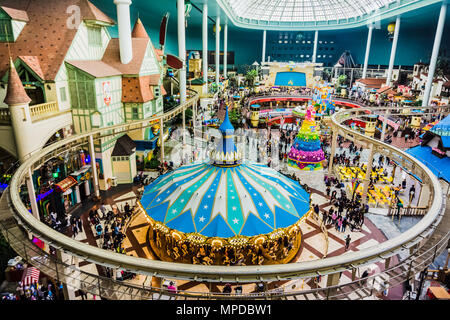 Seoul, Corea del Sud - 6 Aprile 2018: Tetto della giostra e fiore vista ad albero da lontano nelle Lotte World Adventure theme park . Foto Stock