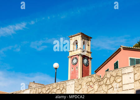 Torre dell'orologio sulla parte superiore della Fortezza vecchia di Corfù. La Grecia. Viaggiando in Europa. monumento architettonico, punto di riferimento architettonico di Corfu kerkira.spazio copia Foto Stock