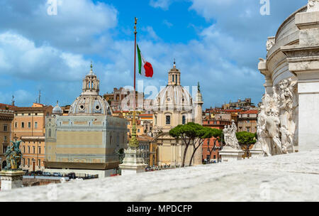 Vista dal Monumento Nazionale a Vittorio Emanuele oltre la chiesa di Santa Maria di Loreto, SS Nome di Maria, e la Colonna di Traiano al Foro Traiano vicino Foto Stock