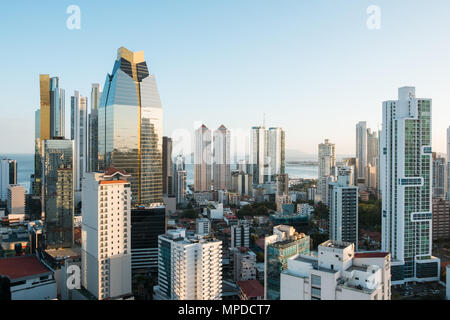 E moderno grattacielo antenna skyline della città di Panama Centro - Foto Stock