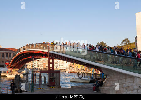 Persone che attraversano il Ponte Calatrava (Ponte della Costituzione), il Canal Grande al tramonto, dalla stazione ferroviaria di Santa Lucia a Piazzale Roma, Venezia, Italia Foto Stock