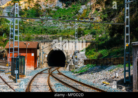 Stazione ferroviaria nel villaggio di El Chorro alla fine del sentiero di Caminito del Rey, Spagna Foto Stock