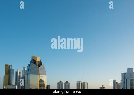 Il grattacielo moderno skyline e cielo blu spazio copia Foto Stock