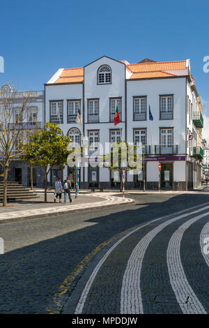Scena di strada lungo Rua dos Mercadores, Ponta Delgada, isola Sao Miguel, Azzorre, Portogallo Foto Stock