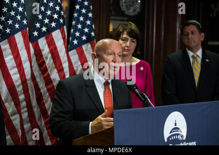 Casa modi e mezzi Comitato Presidente Kevin Brady (R-TX) parla con i giornalisti ad una leadership repubblicana conferenza stampa. Foto Stock
