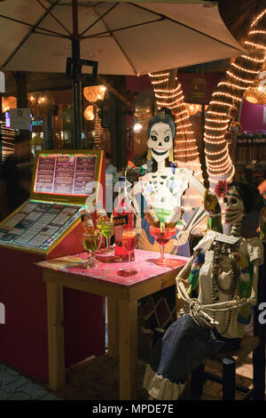 Notte lungo la Quinta Avenida, Playa del Carmen Quintana Roo, Messico. Questi due "scheletrico enoritas' attirare i clienti in un bar e ristorante. Foto Stock