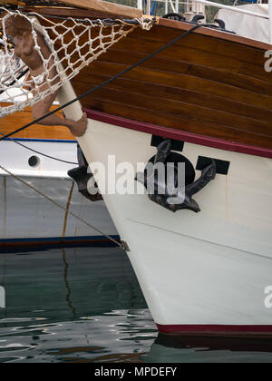 Prua di una barca a vela con ancoraggio nero (Isola di Cres, Croazia) Foto Stock