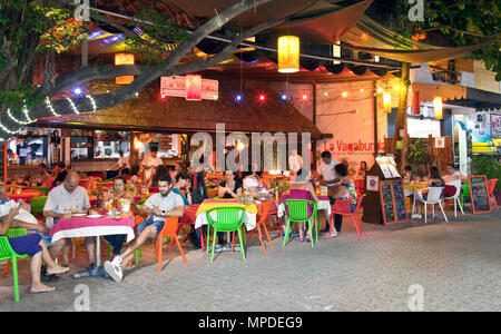 Notte lungo la Quinta Avenida, Playa del Carmen Quintana Roo, Messico. La Vagabunda richiama diners con distintivi cibo messicano e dintorni colorati. Foto Stock