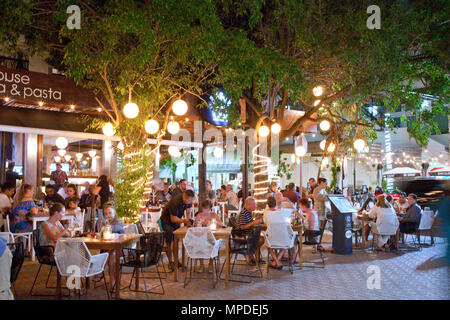 Notte lungo la Quinta Avenida, Playa del Carmen Quintana Roo, Messico. Numerosi open-air ristoranti attirare folle quando il tempo è bello. Foto Stock