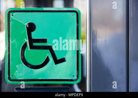 Schema immagine quadrata sul vetro con immagine del disabile su sedia a rotelle Close-up Foto Stock