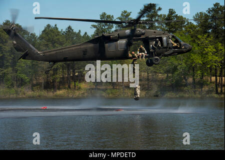 Stati Uniti Esercito nazionale Guard Capt. Robert Killian e Staff Sgt. Erich Friedlein saltare da un UH-60 Black Hawk durante la migliore concorrenza Ranger 2017 a Fort Benning, Ga., Aprile 9, 2017. La trentaquattresima edizione annuale di David E. Grange Junior Ranger migliore concorrenza 2017 è un evento di tre giorni consistente di sfide per testare concorrente del fisico, mentale e capacità tecniche. Foto Stock