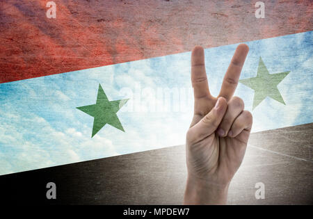 Simbolo nazionale della vittoria: a mano con due dita con la bandiera della Siria Foto Stock