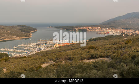 Città di Cres (Croazia), marina e di mare in primavera da un punto di vista superiore Foto Stock