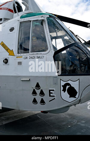 Astronauta Apollo decalcomanie di ripristino su una marina SH-3 Sea King elicottero sul ponte di volo della USS Midway Museum di San Diego, California Foto Stock