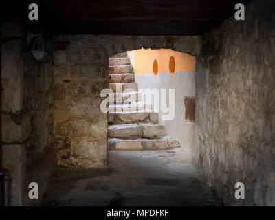 Passaggio e scale di una vecchia casa in Cres (Croazia) Foto Stock