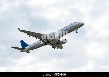 Aereo commerciale su sky - aerei passeggeri isolato Foto Stock