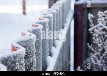 Brina sulla recinzione ondulato in prospettiva Foto Stock