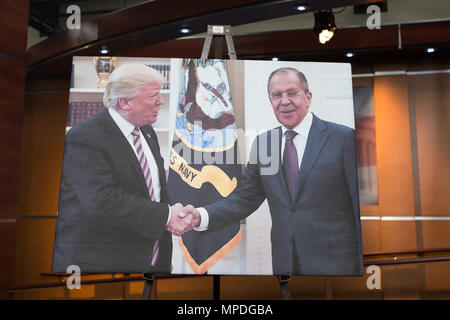 Una foto che ritrae il Presidente Trump e il ministro degli affari esteri russo Sergei Lavrov si stringono la mano durante la riunione nell'ufficio ovale viene visualizzato sul palco prima di una casa stampa Democratica conferenza spiegando i democratici degli sforzi compiuti per istituire una commissione indipendente sulla Trump's legami con la Russia su Maggio 17th, 2017 presso l'U.S. Capitol. Foto Stock