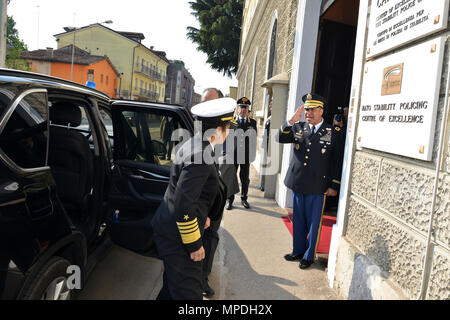 Stati Uniti Esercito Col. Dario S. Gallegos (CoESPU) vice direttore, accoglie favorevolmente la NATO JFC-Napoli Commander, Admiral Michelle Howard, durante la visita al centro di eccellenza per la stabilità delle unità di polizia (CoESPU) Vicenza, 10 aprile 2017.