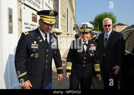 Stati Uniti Esercito Col. Dario S. Gallegos (CoESPU) vice direttore, accoglie favorevolmente la NATO JFC-Napoli Commander, Admiral Michelle Howard, durante la visita al centro di eccellenza per la stabilità delle unità di polizia (CoESPU) Vicenza, 10 aprile 2017.