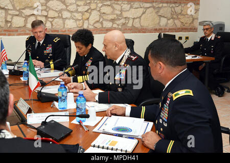 Admiral Michelle Howard, NATO JFC-Napoli Commander, durante l incontro presso il centro di eccellenza per la stabilità delle unità di polizia (CoESPU) Vicenza, 10 aprile 2017. Foto Stock