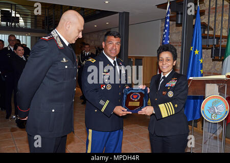 Stati Uniti Esercito Col. Dario S. Gallegos, CoESPU vice direttore (centro), Carabinieri Lt. Gen Vincenzo Coppola (sinistra), comandante generale "" Palidoro Carabinieri specializzati e unità mobili di ricevere il dono di Admiral Michelle Howard (a destra), la NATO JFC-Napoli Comandante durante la visita presso il centro di eccellenza per la stabilità delle unità di polizia (CoESPU) Vicenza, 10 aprile 2017. Foto Stock