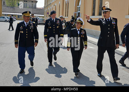 Admiral Michelle Howard, NATO JFC-Napoli Commander, durante la visita al centro di eccellenza per la stabilità delle unità di polizia (CoESPU) Vicenza, 10 aprile 2017. Foto Stock