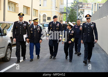 Admiral Michelle Howard, NATO JFC-Napoli Commander, durante la visita al centro di eccellenza per la stabilità delle unità di polizia (CoESPU) Vicenza, 10 aprile 2017. Foto Stock