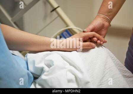 Il supporto medico tema. Stretta di mano del paziente azienda relativa mano Foto Stock