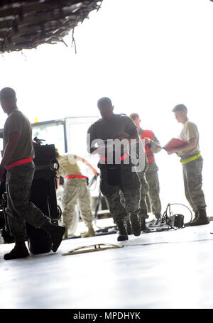 Equipaggio capi e armi specialisti assegnati alla 509a e 131Manutenzione aeromobili squadroni guardare oltre le munizioni unità di manipolazione (MHU)-204 rimorchio per difetti mentre esegue un controllo visivo dei beni durante un no-Avviso di prontezza operativa esercizio a Whiteman Air Force Base, Mo., 28 febbraio, 2017. Durante l'esercizio, totale- Forza aviatori integrati sono stati incaricati di eseguire Whiteman strategica della missione di dissuasione durante la convalida della fattibilità operativa. (U.S. Air Force foto di Airman 1. Classe Jazmin Smith) Foto Stock