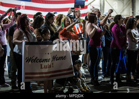 Gli amici e le famiglie dei Marines con Marine Tactical Electronic Warfare Squadron (VMAQ) 2 salutare i loro cari come essi ritorno alla Marine Corps Air Station Cherry Point, N.C., Aprile 9, 2017. Marines con VMAQ-2 distribuito di partecipare ad azioni comuni all'estero. Foto Stock