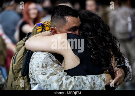 Gli amici e le famiglie dei Marines con Marine Tactical Electronic Warfare Squadron (VMAQ) 2 salutare i loro cari come essi ritorno alla Marine Corps Air Station Cherry Point, N.C., Aprile 9, 2017. Marines con VMAQ-2 distribuito di partecipare ad azioni comuni all'estero. Foto Stock