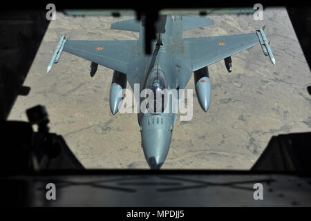 Un belga componente aria F-16 Fighting Falcon refuels aeromobili da un U.S. Air Force KC-10 Extender su Siria durante una sortita a sostegno della Combined Joint Task Force- operazione inerente a risolvere, 10 aprile 2017. KC-10s e i loro equipaggi gioca un ruolo critico nel mantenere il velivolo della coalizione battenti nella lotta contro ISIS. Foto Stock