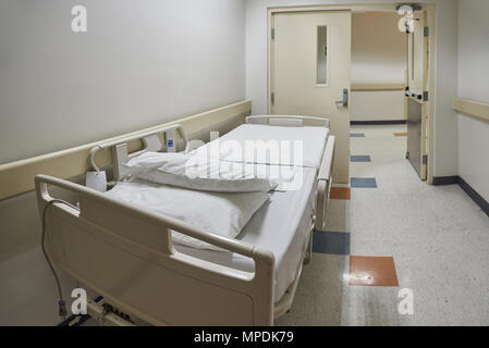 Pulire il letto di ospedale in coridor. Vuoto clinica moderna bed Foto Stock