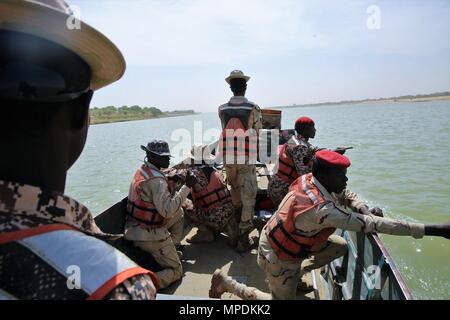 Soldati dell esercito del Ciad per preparare una infiltrazione sulla spiaggia durante la formazione marittima sul fiume Chari a N Djamena, Ciad Mar. 3, 2017 come parte di Flintlock 17. I soldati del Ciad erano la simulazione di armi come questa è la prima fase della loro spiaggia di formazione di infiltrazione. Flintlock è una speciale annuale esercizio di operazioni che coinvolgono più di 20 nazione forze che rafforza la protezione delle istituzioni, promuove la multinazionale per la condivisione di informazioni e sviluppa l'interoperabilità tra nazione partner del Nord e Africa Occidentale. (Esercito foto di Sgt. Derek Hamilton) Foto Stock