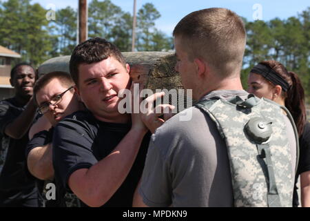 I soldati lottano per trasportare un palo della luce durante lo Spartan sfida a Camp Shelby, in Hattiesburg, Miss. il 4 marzo 2017. (Mississippi Guardia Nazionale foto di Spc. Christopher Shannon, 102d affari pubblici distacco) Foto Stock