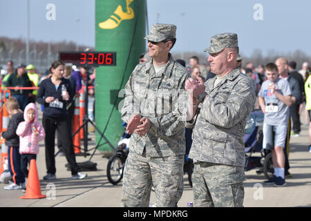 Stati Uniti Air Force Col. Kevin Doyle, comandante del centottantesimo Fighter Wing, Ohio Air National Guard e Chief Master Sgt. John Deraedt, comando Capo Comandante Sergente assegnato all'anta, di allegria su guide come essi finire il Credo di poter volare 5k gara all'Aeroporto Express Toledo in Swanton, Ohio il 9 aprile 2017. L'ala della società del funzionario di grado Consiglio collabora con l'organizzazione non-profit, i bracci forze, così come le autorità locali, i vigili del fuoco e volontari civili per tenere la terza gara annuale che aveva circa 270 partecipanti, di sensibilizzazione per militari Foto Stock