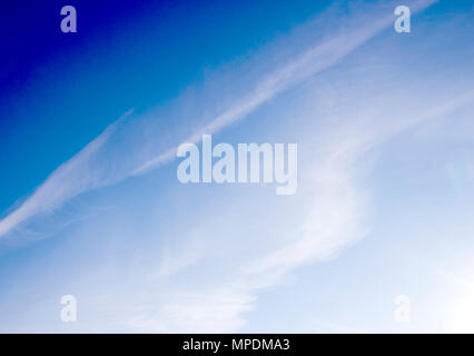 Cielo blu chiaro con rari sfocata nuvole bianche Foto Stock