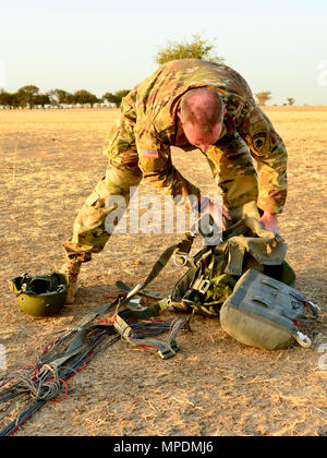 Stati Uniti Esercito di Operazioni Speciali soldato scansioni per il velivolo C-130 durante una linea statica di salto e airdrop di N Djamena, Ciad Mar. 4, 2017 come parte di Flintlock 17. Flintlock è una speciale annuale esercizio di operazioni che coinvolgono più di 20 nazione forze che rafforza la protezione delle istituzioni, promuove la multinazionale per la condivisione di informazioni e sviluppa l'interoperabilità tra nazione partner del Nord e Africa Occidentale. (Esercito Foto di Richard Bumgardner) Foto Stock