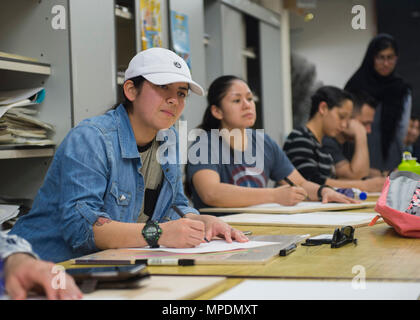 KONG (10 aprile 2017) Yeoman 3rd Class Raquel Alarcon, da Las Vegas, assegnato all'assalto anfibio nave USS Makin Island (LHD 8), partecipa a un concorso di disegno come parte di uno scambio culturale tra Makin Island marinai e marines e studenti a gambo Tsoi Kung Po scuola secondaria di Hong Kong. Makin Island, con l'avviato undicesimo Marine Expeditionary Unit, si è recato in visita a Hong Kong per sperimentare la città ricca di storia e cultura come parte delle operazioni in corso nella Indo-Asia-regione del Pacifico. Foto Stock