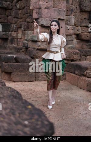 Felice bella donna inThai abito tradizionale è rivolto Foto Stock