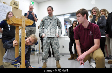 Walla Walla Valley Academy di alta scuola gli studenti, insegnante Karl Loree, U.S. Esercito Ingegnere Meccanico Capt. Jeffery Swanson e ingegnere civile Hillary Smith guarda come Corps ingegnere civile Evan Heisman, prova il loro stuzzicadenti e ghiaccioli stick ponti. Il Walla Walla DISTRETTO DI STATI UNITI Esercito di ingegneri ha sponsorizzato la "costruire ponti verso il nostro futuro ingegnere" settimana ingegneria e design competition e Corps dipendenti si è offerta volontariamente al Walla Walla Valley Academy High School, Walla Walla Washington. Stati Uniti Esercito di ingegneri foto. Foto Stock