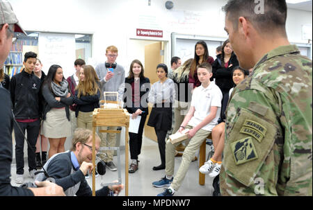 Lt. Col. Damon Delarosa, comandante del Walla Walla DISTRETTO DI STATI UNITI Esercito di ingegneri e Walla Walla Valley Academy di alta scuola gli studenti guarda come Corps ingegnere civile Evan Heisman test gli studenti' stuzzicadenti e ghiaccioli stick ponti. Il Walla Walla distretto sponsorizzato l'ingegneria e design competition e Corps dipendenti si è offerta volontariamente al Walla Walla Valley Academy High School, Walla Walla Washington. Stati Uniti Esercito di ingegneri foto. Foto Stock