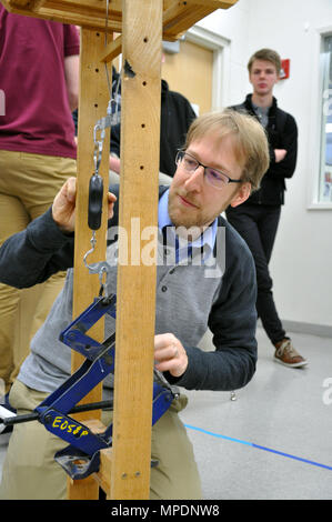Stati Uniti Esercito di ingegneri, Ingegnere Civile Evan Heisman prove stuzzicadenti e ghiaccioli stick ponti a Walla Walla Valley Academy High School come gli studenti di attendere il loro turno. Il Walla Walla distretto ha sponsorizzato la "costruire ponti verso il nostro futuro ingegnere" settimana ingegneria e design competition e Corps dipendenti si è offerta volontariamente al Walla Walla Valley Academy High School, Walla Walla Washington. Stati Uniti Esercito di ingegneri foto. Foto Stock